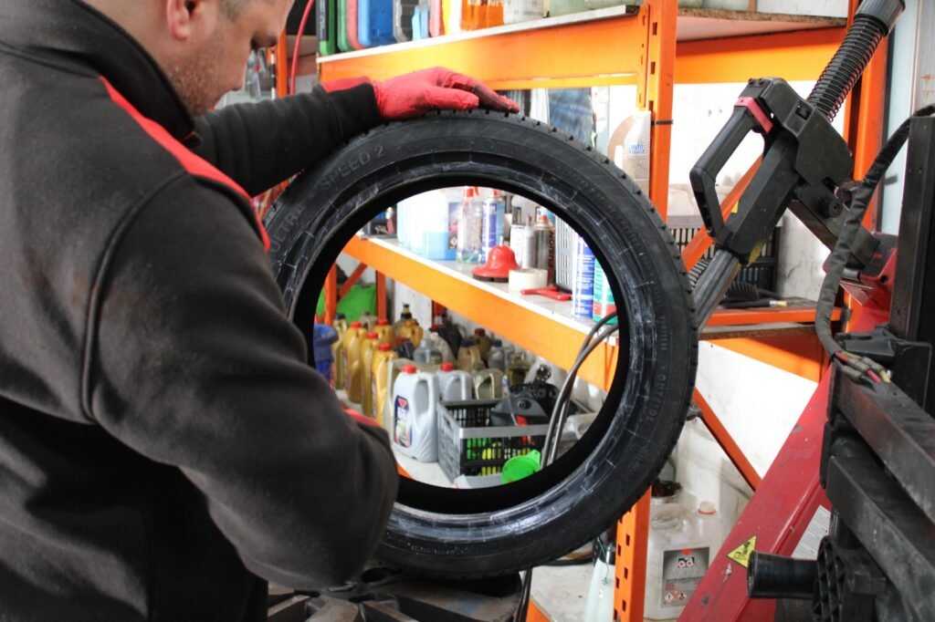 Trabajador de Bugauto con una rueda en la mano