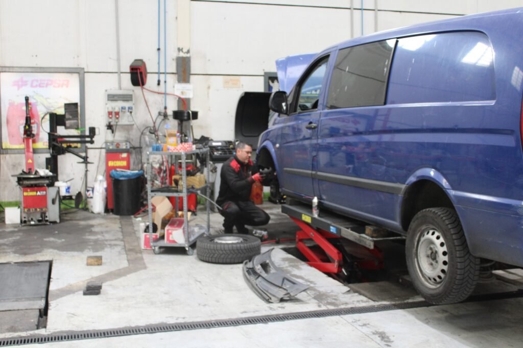 Trabajador Bugauto reparando parte de un vehículo.