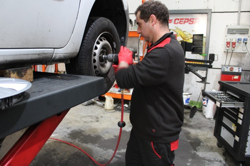 Trabajador de Bugauto reparando una rueda.