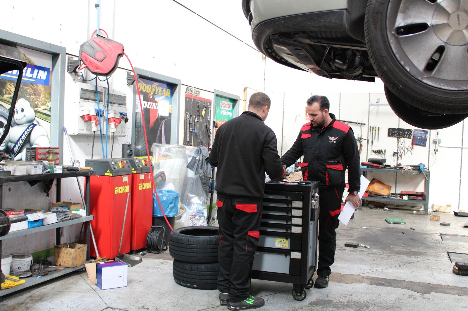 Personal de Bugauto trabajando