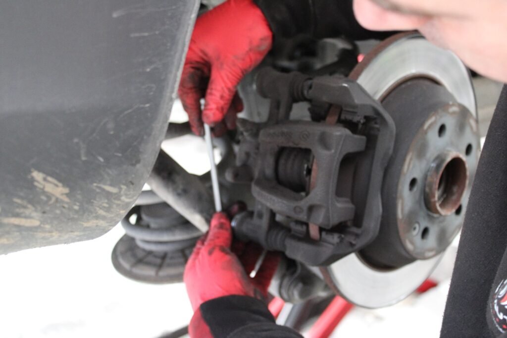 Trabajador de Bugauto reparando pieza de vehículo